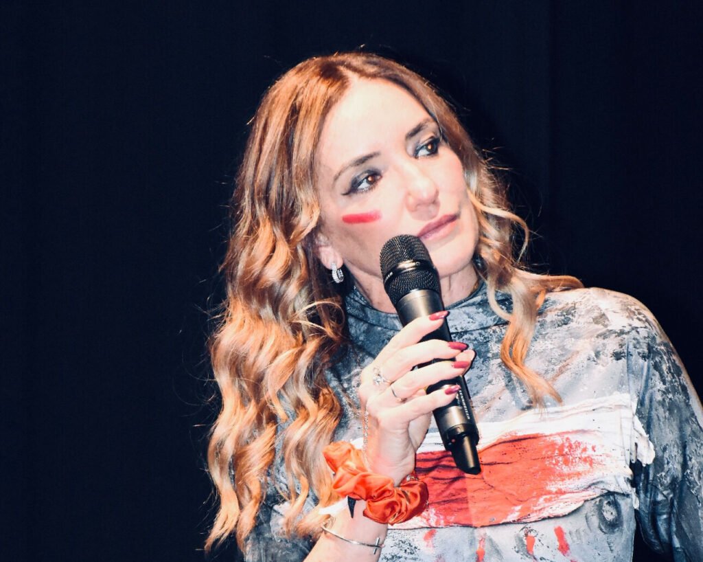 Fridami durante un intervento pubblico sul progetto Art Haute Couture
