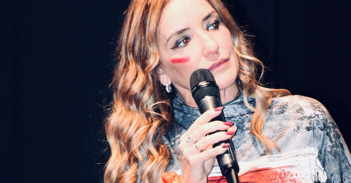 Fridami durante un intervento pubblico sul progetto Art Haute Couture