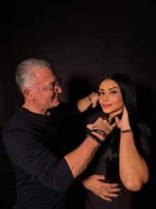 dottor Mohamed Guessous durante una valutazione estetica