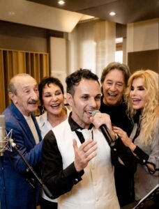 Luis insieme ad alcuni artisti dello spettacolo