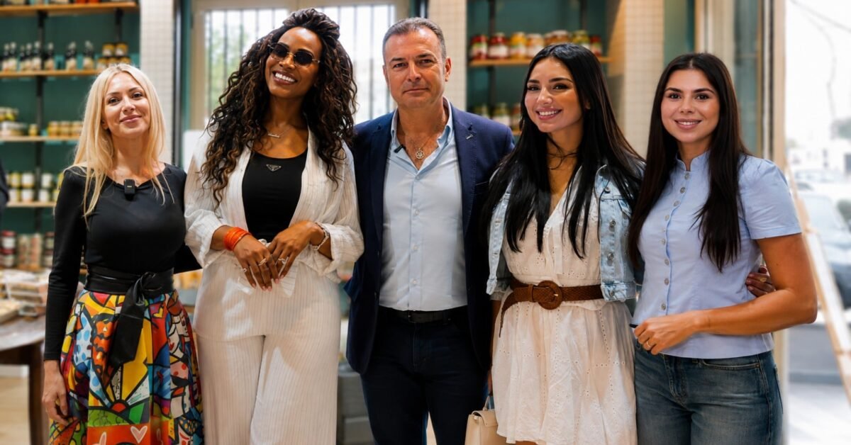 Gennaro Balletta insieme alle ragazze di Benvenute a bordo L'Italia raccontata in van